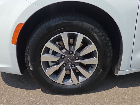 Used 2023 Chrysler Pacifica Touring-L FWD image 12