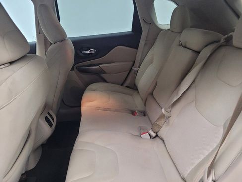 Used 2021 Jeep Cherokee Latitude FWD image 18