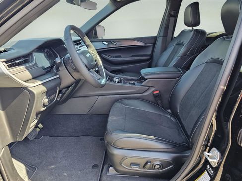 New 2025 Jeep Grand Cherokee L Altitude image 16