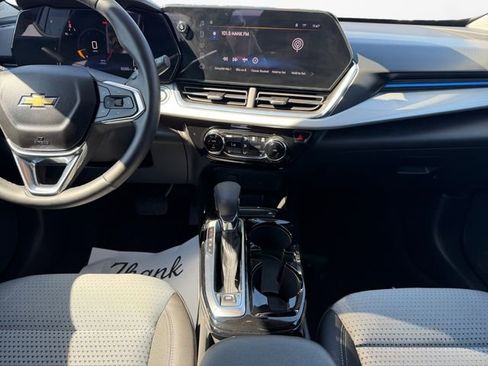 Used 2025 Chevrolet Trax LT w/ LT Convenience Package image 11