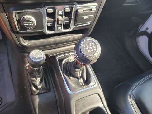 Used 2021 Jeep Gladiator Overland AWD/4WD image 24