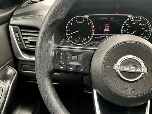 Used 2024 Nissan Rogue S FWD image 12