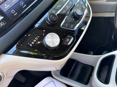 Used 2023 Chrysler Pacifica Touring-L image 27