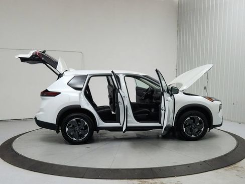 Used 2025 Nissan Rogue SV FWD image 16