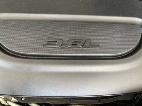 Used 2024 Chrysler Pacifica Touring-L FWD image 12