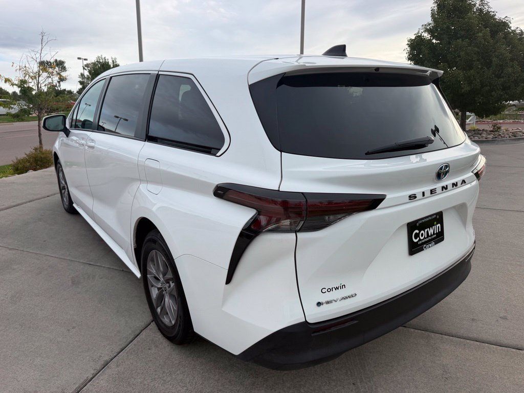 Used 2025 Toyota Sienna LE AWD/4WD image 5