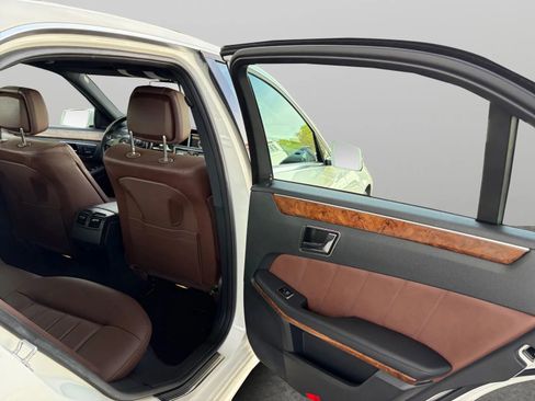 Used 2011 Mercedes-Benz E 550 4MATIC Sedan image 17