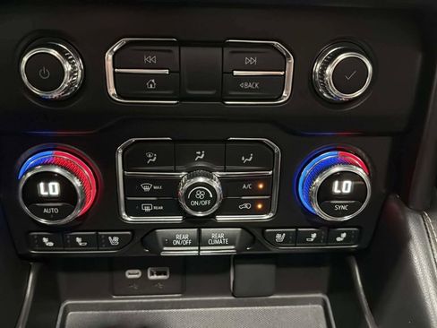 Used 2024 GMC Yukon XL AT4 w/ AT4 Premium Package AWD/4WD image 31