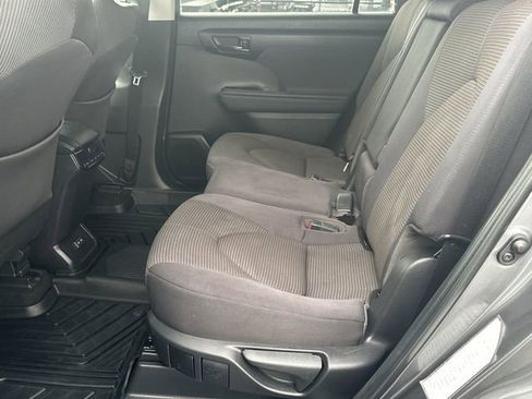 Used 2023 Toyota Highlander LE AWD/4WD image 5
