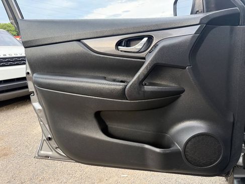 Used 2017 Nissan Rogue SV FWD image 19
