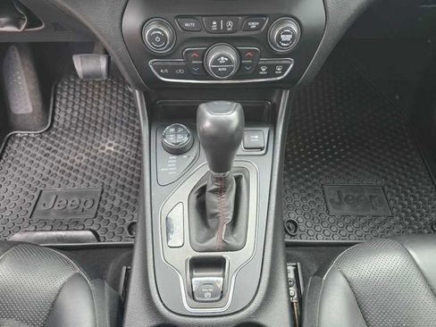 Used 2019 Jeep Cherokee Trailhawk image 13