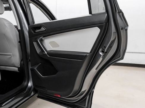 Used 2018 Volkswagen Tiguan SE image 48