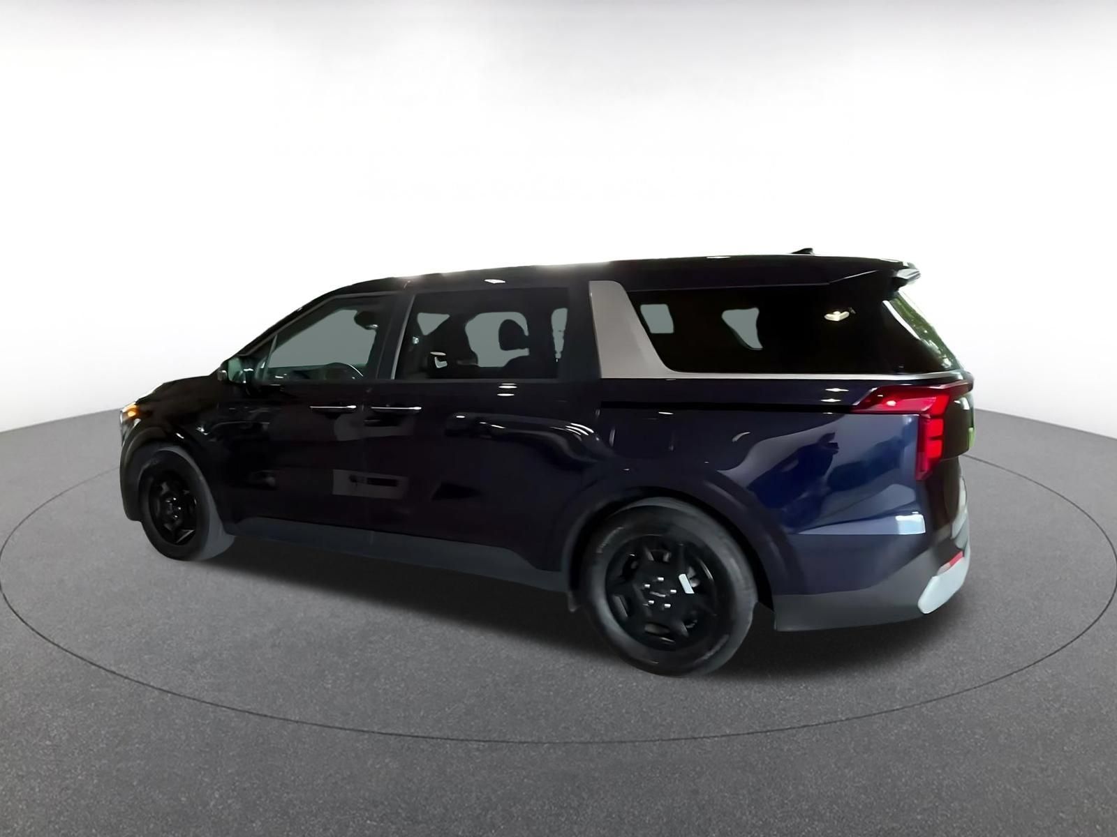 Used 2026 Kia Carnival FWD image 8