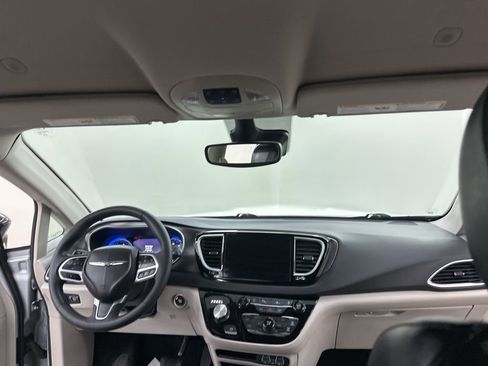 Used 2024 Chrysler Pacifica Touring-L image 23