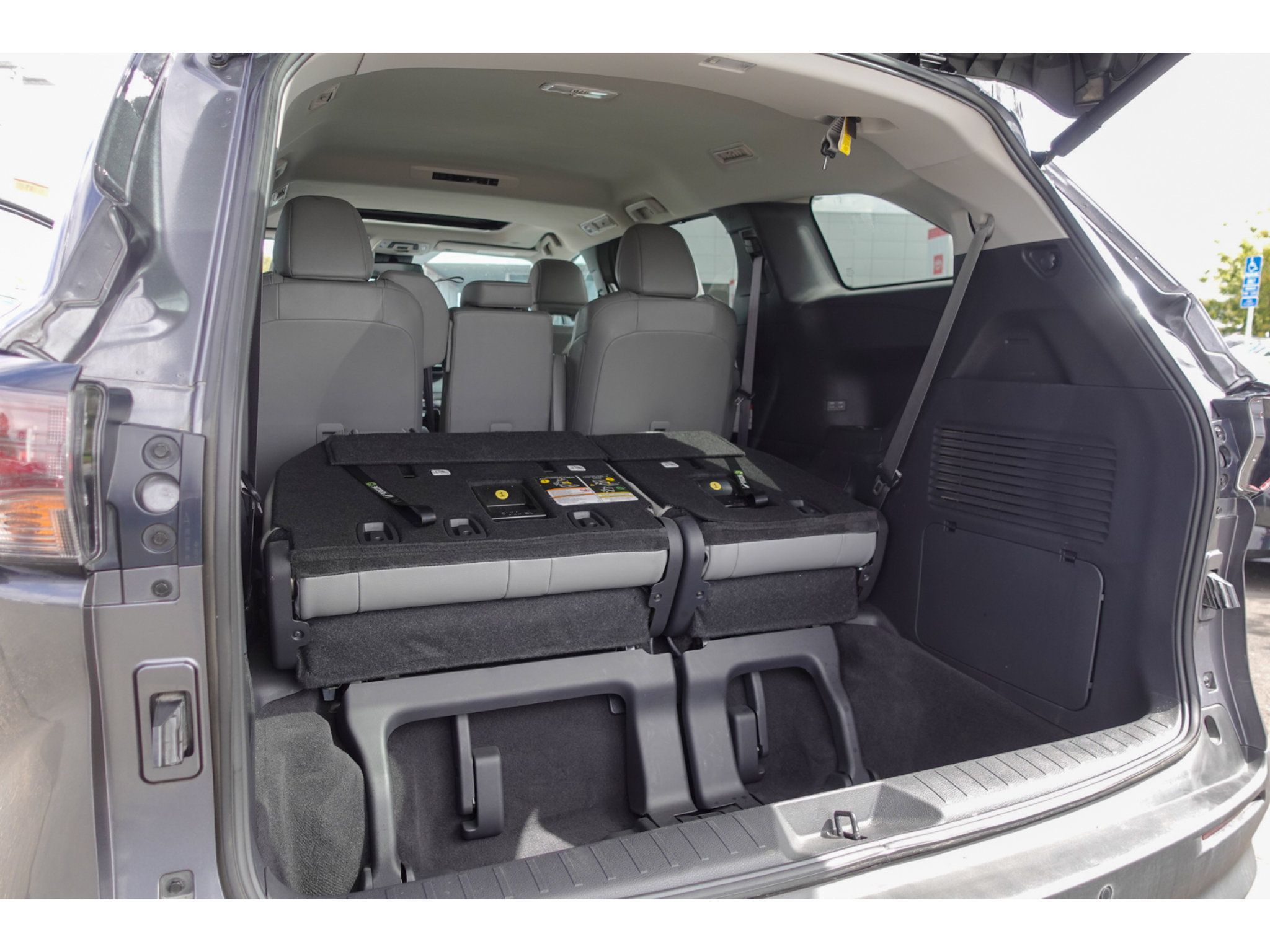 Certified 2025 Toyota Sienna XLE FWD image 25