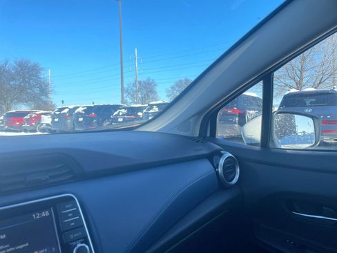 Used 2025 Nissan Versa SV image 35