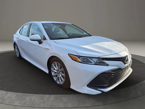 Used 2020 Toyota Camry LE image 3