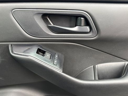 Used 2024 Nissan Rogue S image 19