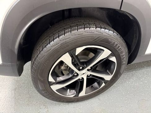 Used 2025 Chevrolet Trax RS w/ Sunroof Package FWD image 9