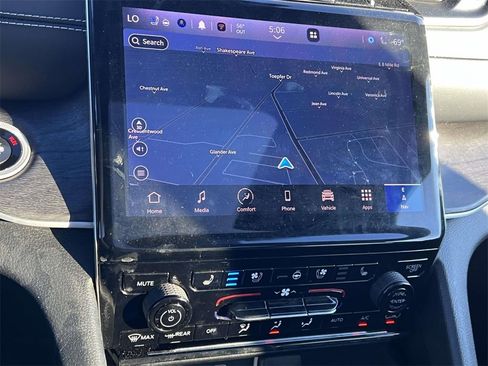 Used 2024 Jeep Grand Cherokee L Limited w/ Luxury Tech Group II image 20