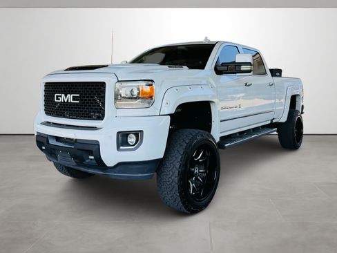 Used 2017 GMC Sierra 2500 Denali w/ Duramax Plus Package AWD/4WD image 2