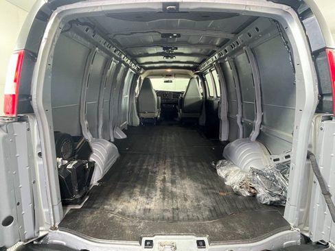 Used 2017 Chevrolet Express 3500 Extended image 6