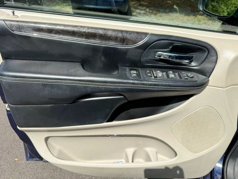 Used 2016 Chrysler Town & Country Touring FWD image 24