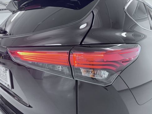 Used 2021 Toyota Highlander Limited AWD/4WD image 9