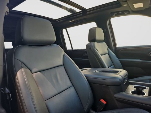 Used 2024 Chevrolet Suburban Z71 w/ Luxury Package AWD/4WD image 19