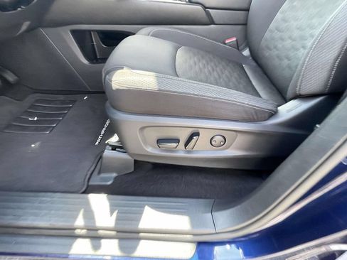 Used 2025 Nissan Pathfinder SV FWD image 14