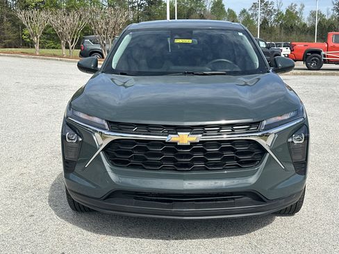 Used 2025 Chevrolet Trax LS w/ LS Convenience Package FWD image 2
