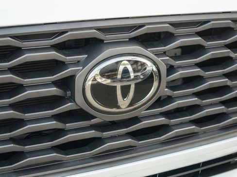 Used 2021 Toyota Tacoma TRD Off-Road w/ Technology Package AWD/4WD image 9