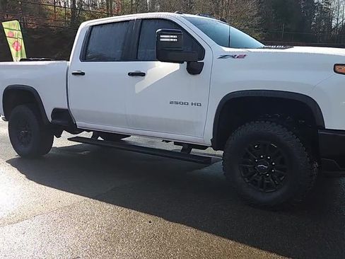 Used 2025 Chevrolet Silverado 2500 ZR2 w/ Technology Package image 8