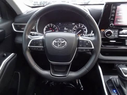 Used 2022 Toyota Highlander XLE image 17