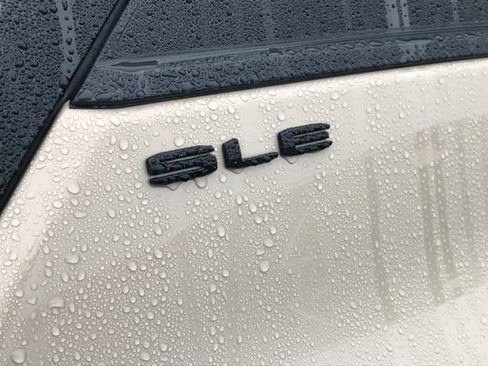 Used 2023 GMC Terrain SLE w/ Driver Convenience Package image 3