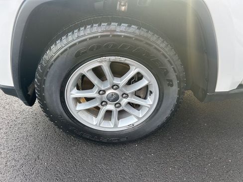 Used 2020 Jeep Grand Cherokee Laredo image 27