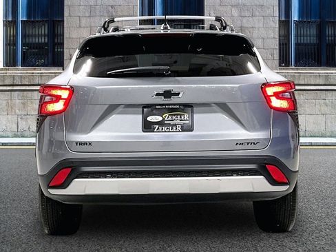 Used 2025 Chevrolet Trax LT w/ Driver Confidence Package image 4