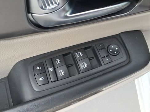 Used 2024 Chrysler Pacifica Touring-L FWD image 17