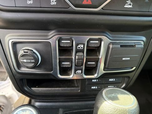 Used 2023 Jeep Gladiator Willys image 22