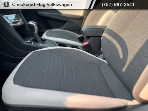 Certified 2025 Volkswagen Taos SE FWD image 21