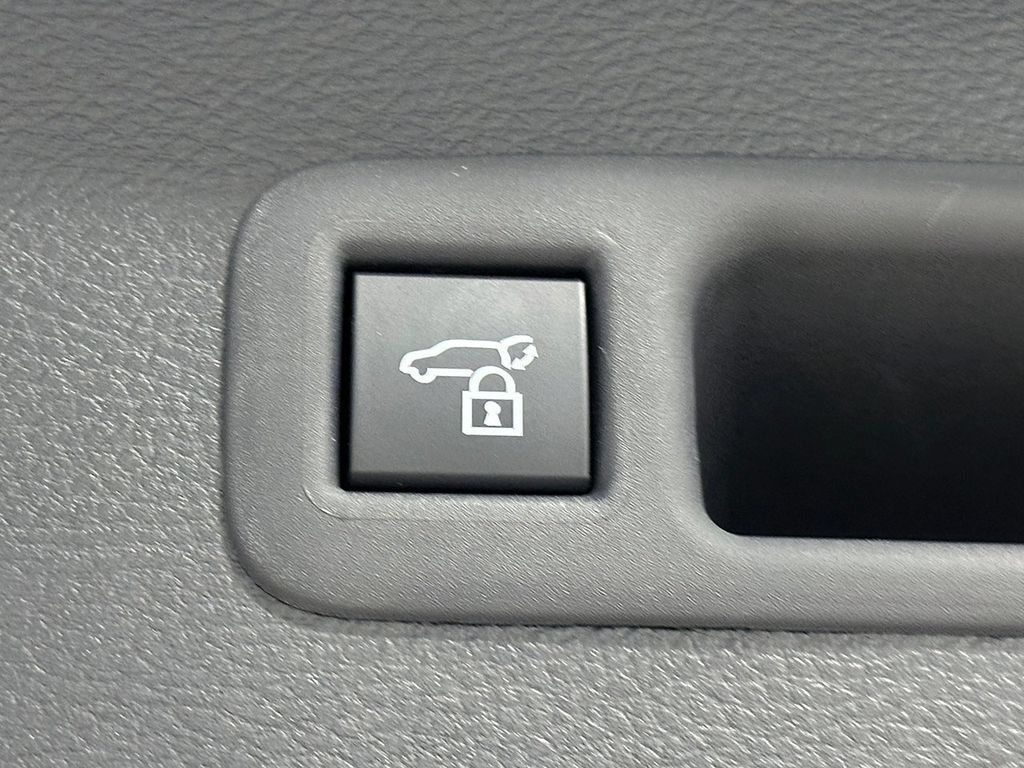 Used 2026 Toyota Sienna XLE FWD image 8