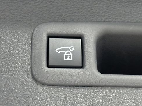 Used 2026 Toyota Sienna XLE FWD image 8