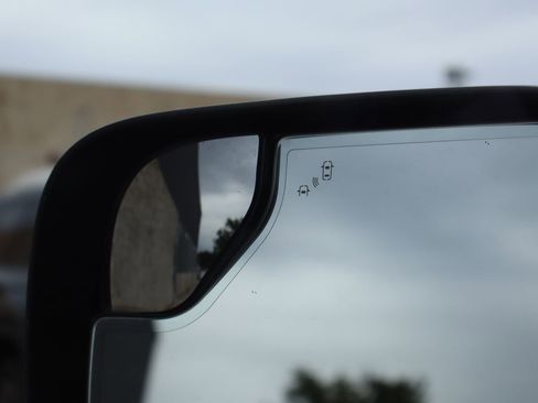 Used 2024 Nissan Titan PRO-4X w/ Pro-4x Convenience Package image 24