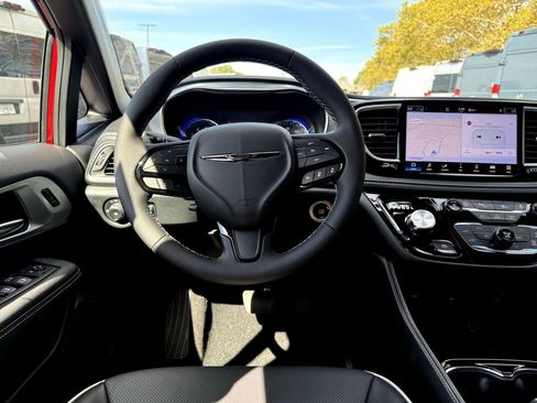 New 2026 Chrysler Pacifica Limited w/ Uconnect Theater Family Group image 19