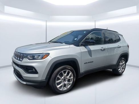Used 2025 Jeep Compass Limited AWD/4WD image 7