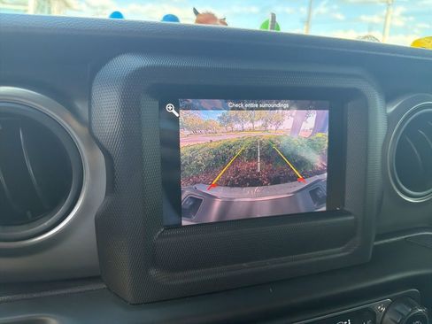 Used 2022 Jeep Gladiator Sport AWD/4WD image 7