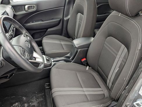 Used 2025 Hyundai Venue SEL image 16