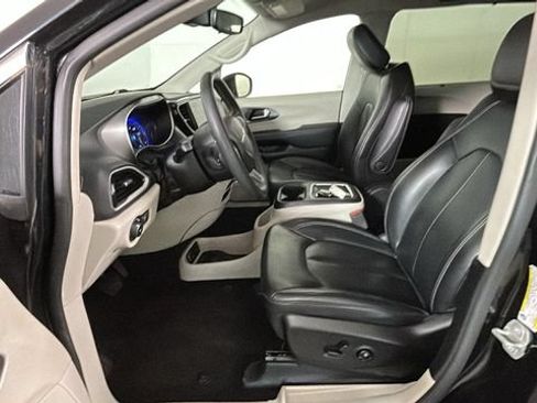 Used 2023 Chrysler Pacifica Touring-L FWD image 11