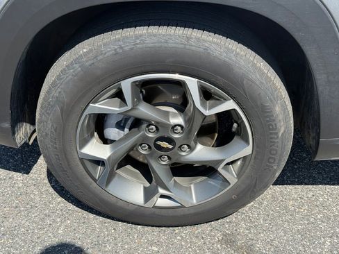 Used 2025 Chevrolet Trax LT w/ LT Convenience Package FWD image 11
