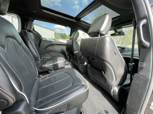 Used 2025 Chrysler Pacifica Limited image 46